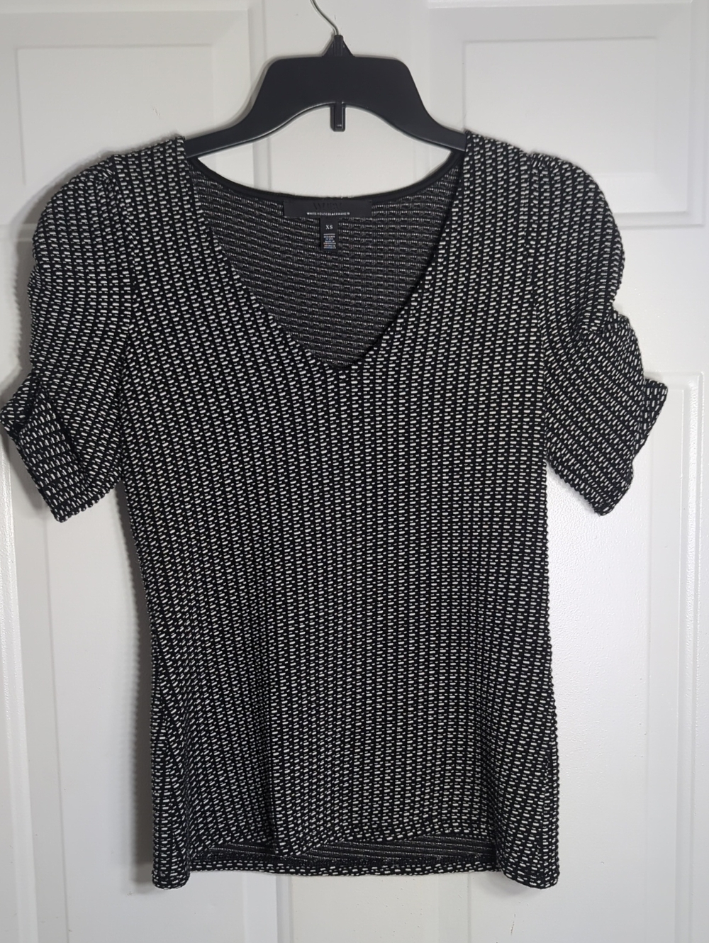 White House Black Market WHBM Black White Textured V-Neck Top Size XS - Picture 3 of 7